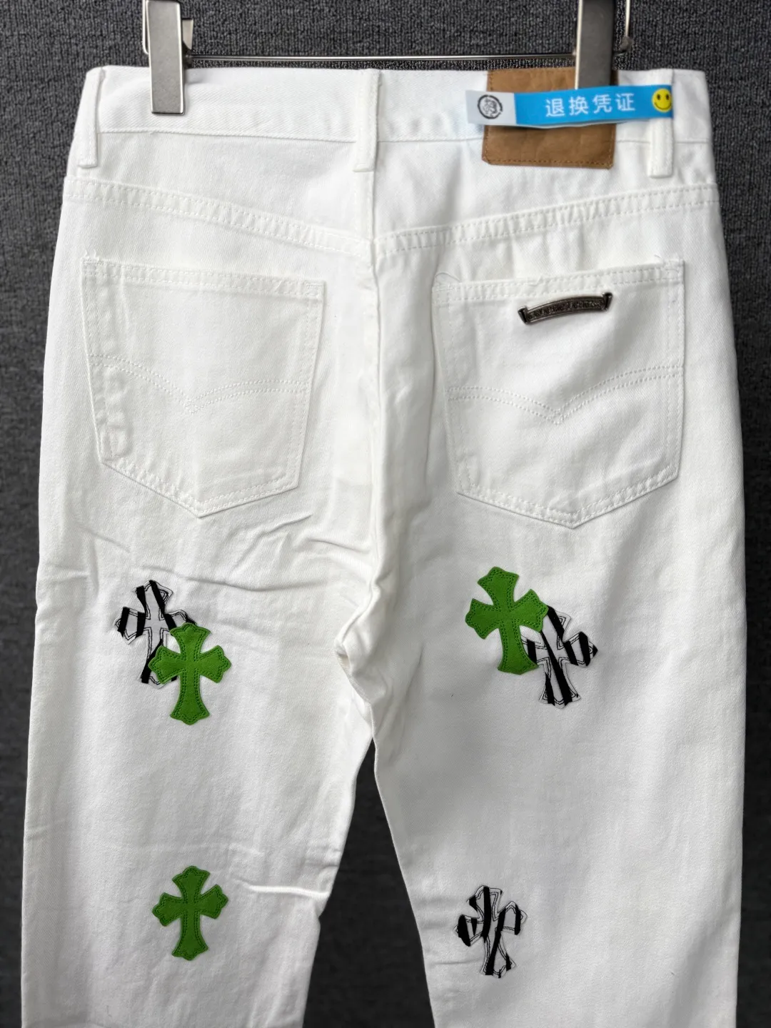 P230 💰 (Top version) Chrome Hearts/Chrome Hearts Classic white and green series colored leather cross washed color cloth unisex denim trousers Vibe style straight stacked god-level version Carbon fine bias denim color cloth Old vintage complete set of hardware - Chrome Hearts white cow series The high version uses high-ounce customized fabrics, fermentation washing and soft color fixation, soft and thick to wear. The details are all produced by hand-polished craftsmanship. All-over printed jacquard fabric Unique design style. Through multiple processes to create a full retro feel. Unique niche non-contrast shirt. Customized distressed spray-painted buttons. Craftsmanship in every detail. Color: white and green. Size: 28-30-32-34 (corresponding to S-M-L-XL)